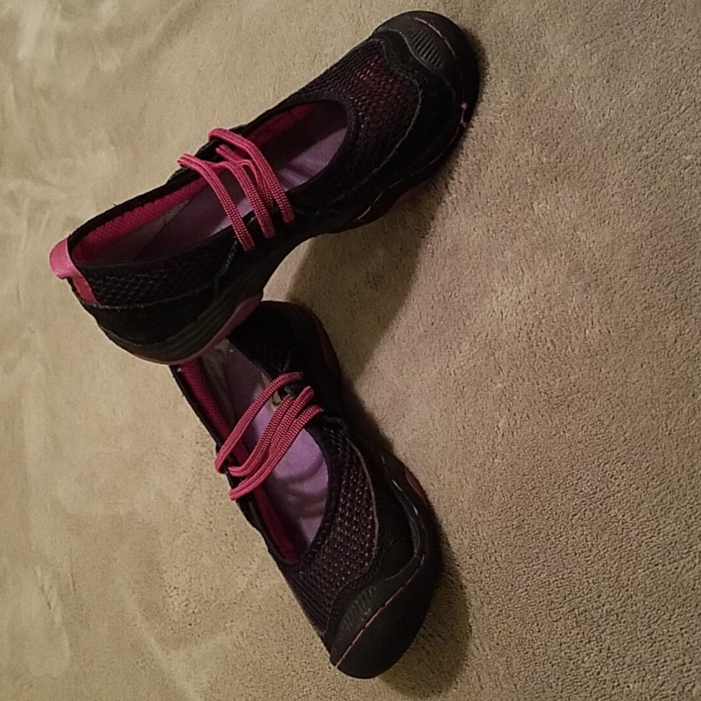 Jambu kids 13M black suede Mary Janes with fuschia accents.